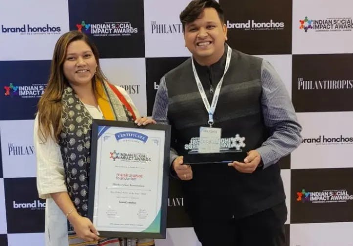 Himanshu Goenka and Sneha Powar receiving award